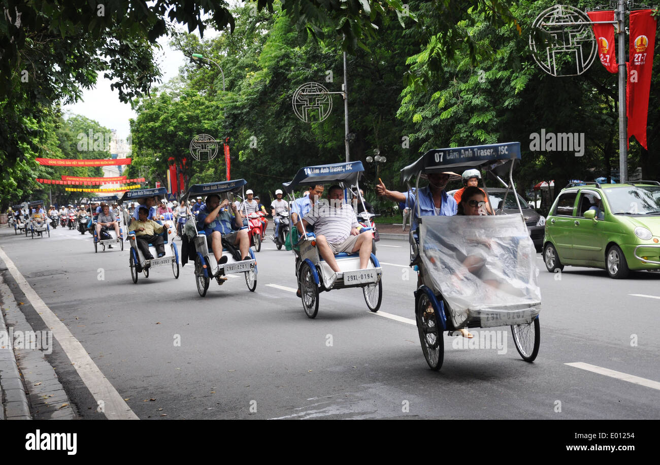 Touristen Reisen in Cyclos in Hanoi, der Hauptstadt von Vietnam Stockfoto