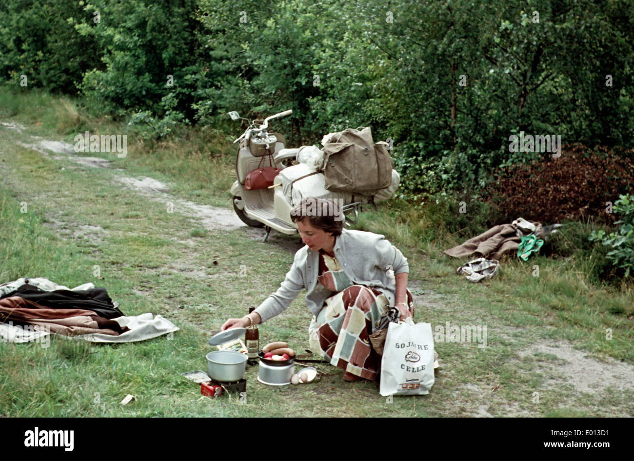 Picknick am Wegesrand, 1955 Stockfoto