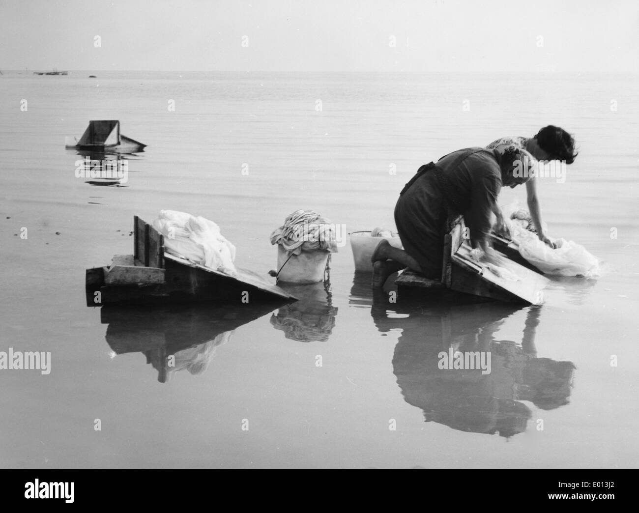 Frauen in Gardone Riviera, Waschen der Wäsche am Gardasee, 1962 Stockfoto