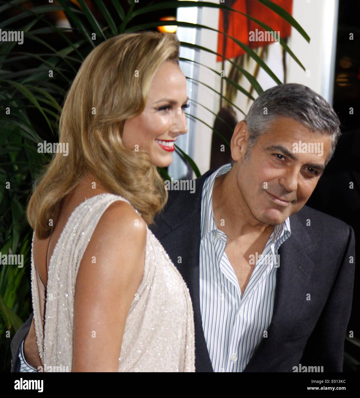 Schauspieler George Clooney und Stacy Keibler kommen bei der Premiere von "The Descendants" Samuel Goldwyn Theatre in Beverly Hills, Los Angeles, USA, am 15. November 2011. Foto: Hubert Boesl Stockfoto