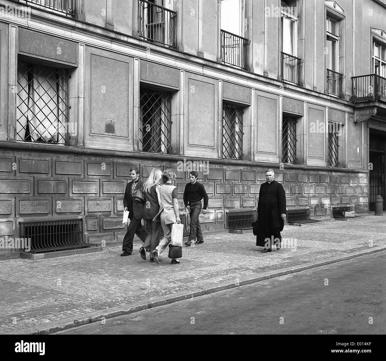 Jugendliche und ein Priester in Warschau, 1970 Stockfoto