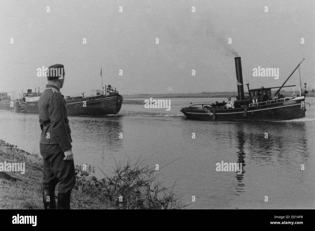 Ein Soldat und Schiffe auf dem Rhein, 1942 Stockfoto