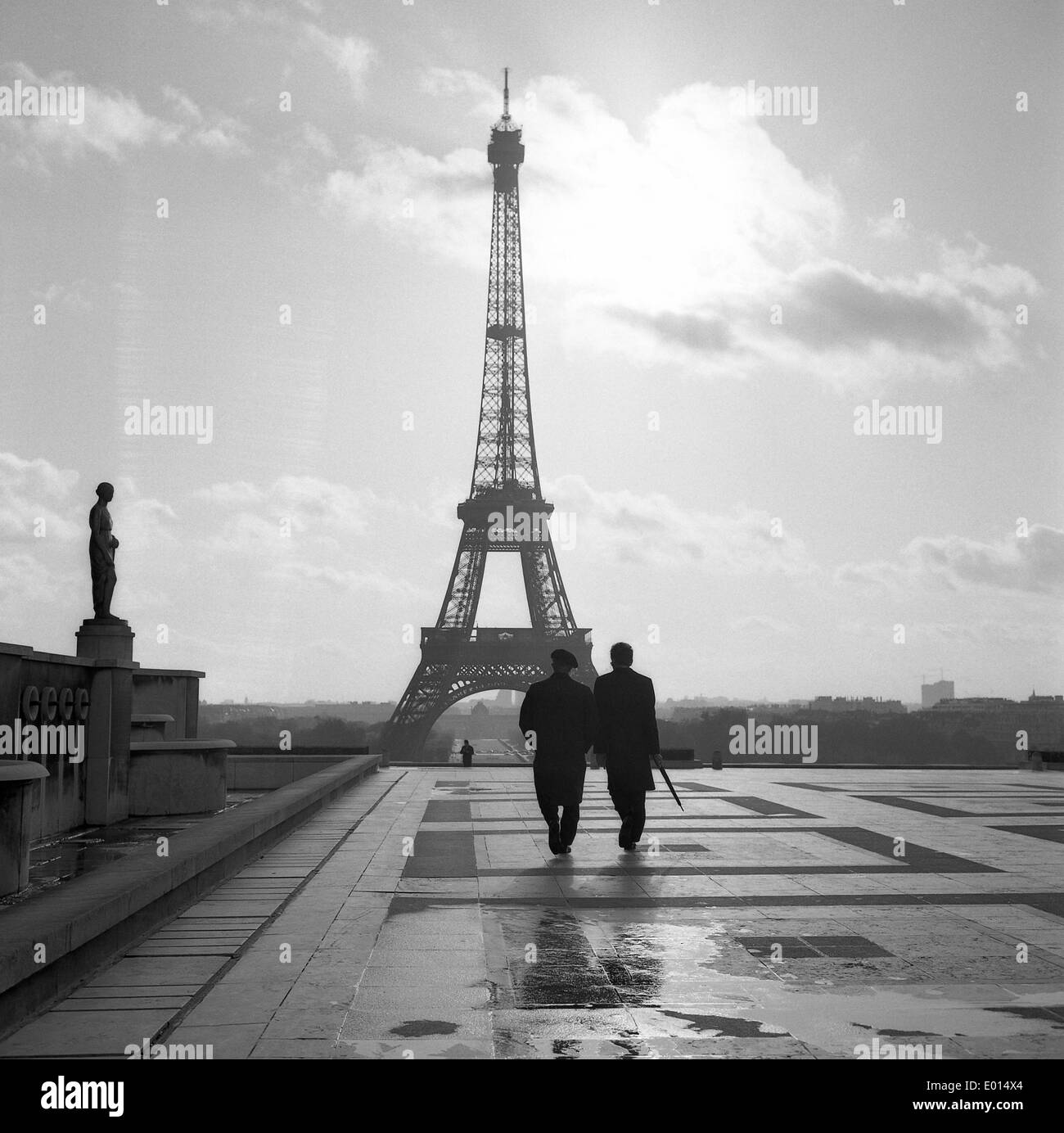Der Eiffelturm und die Chomp de Mars in Paris, 1967 Stockfoto