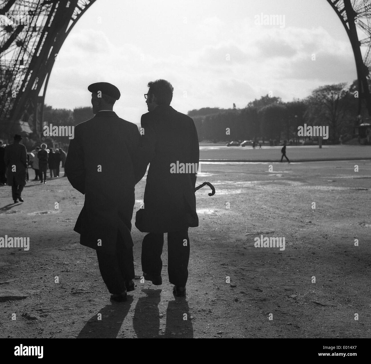 Zwei Männer unter dem Eiffelturm in Paris, 1967 Stockfoto
