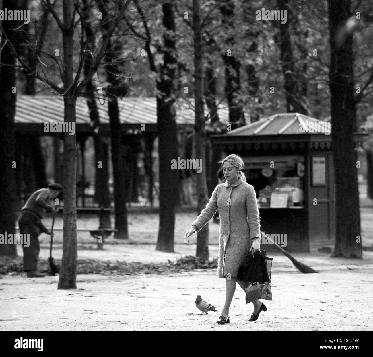 Frau am Jardin du Luxembourg in Paris, 1967 Stockfoto