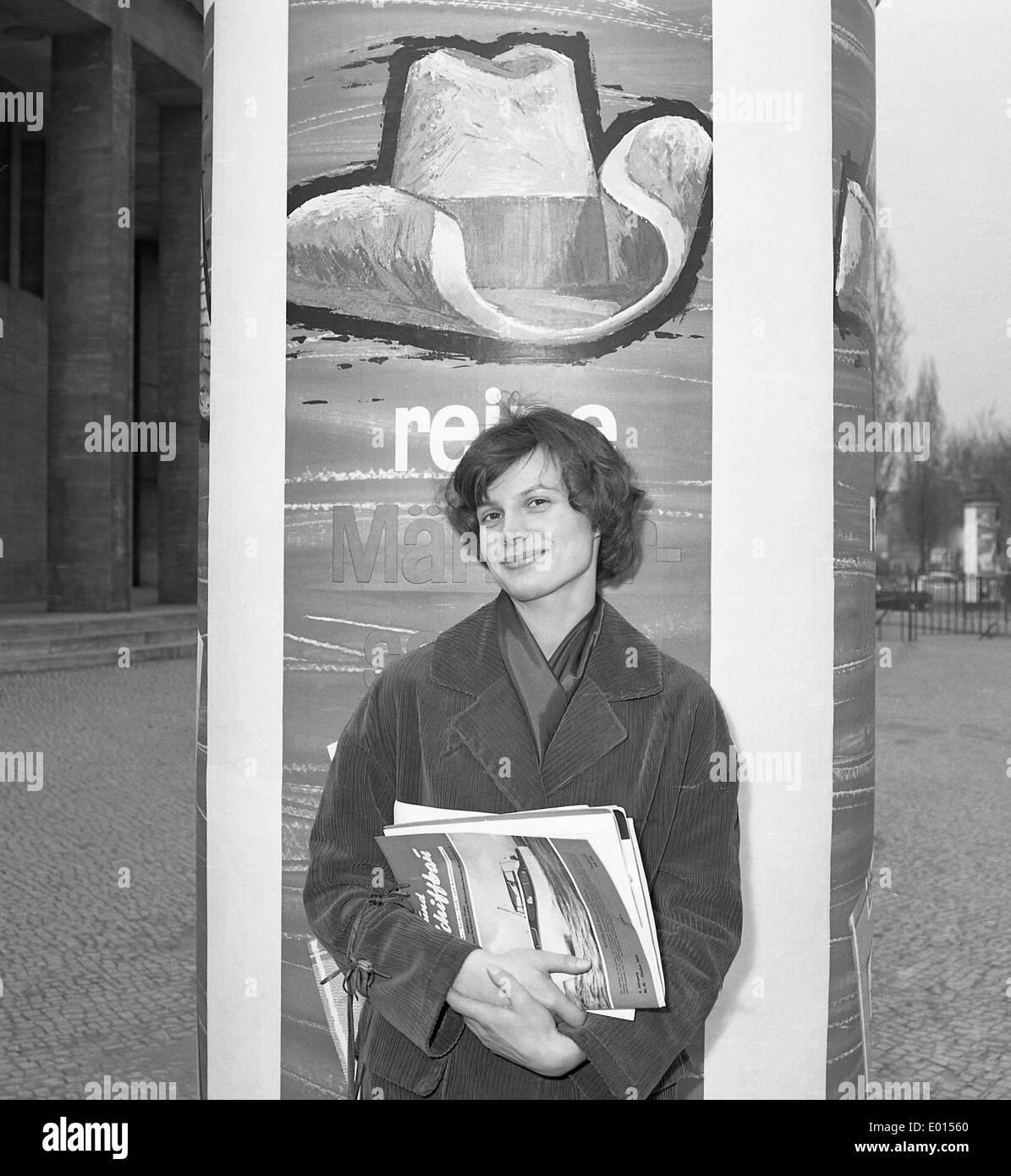 Frau vor einer Litfaßsäule auf den Funkturm Messehallen in Berlin, 1962 Stockfoto