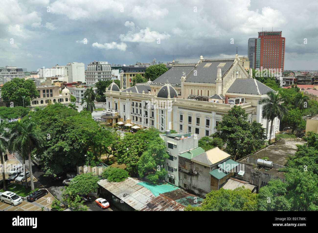 Ein Panoramablick auf Hanoi, die Hauptstadt von Vietnam, mit Blick auf das Opernhaus von Hanoi. Stockfoto