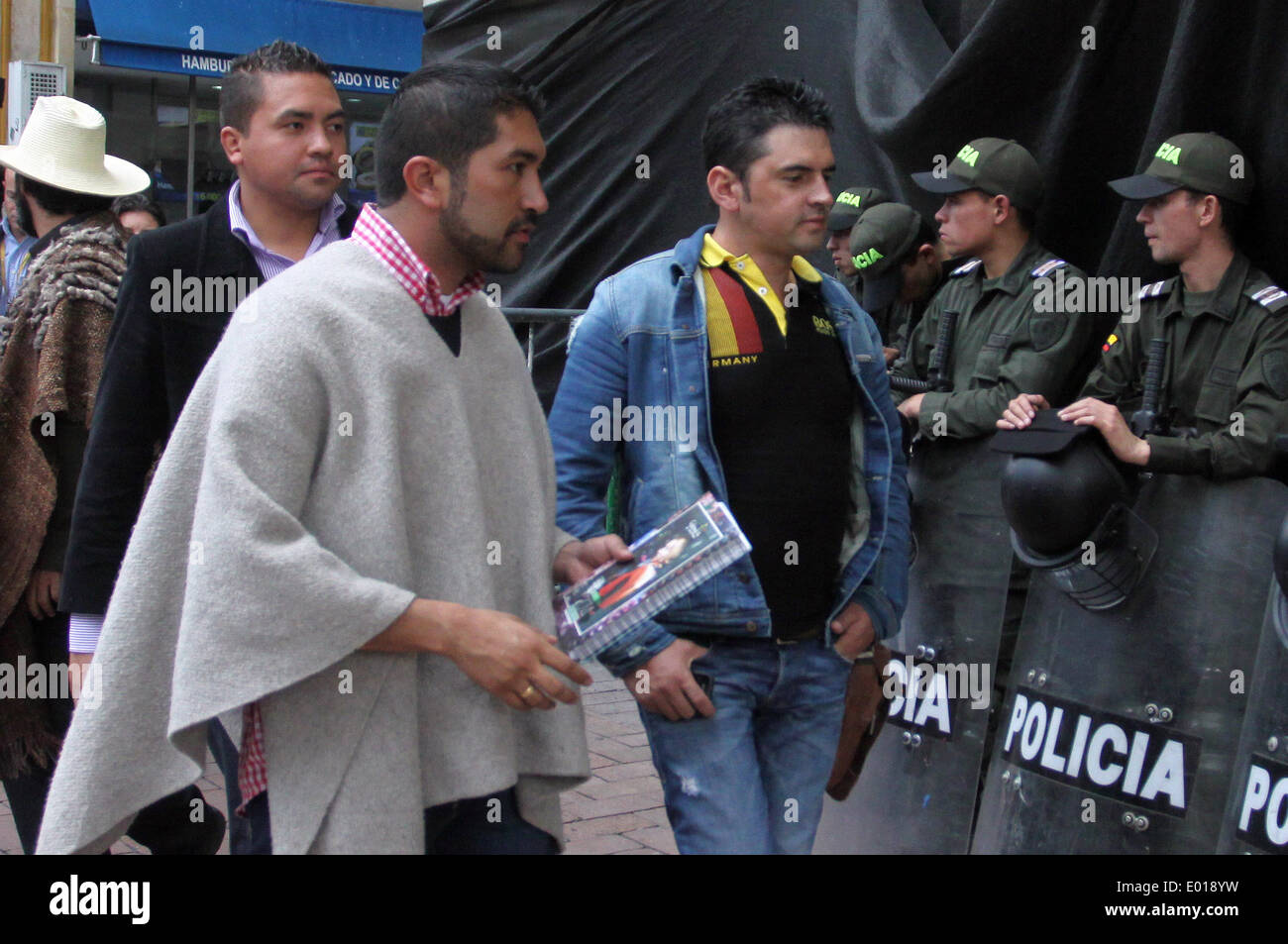 Bogota, Kolumbien. 28. April 2014. Kolumbianische Bauernführer, Cesar Pachon (L), kommt an das Landwirtschaftsministerium, mit der Regierung über die landwirtschaftlichen Streik in Bogota, Kolumbien, am 28. April 2014 zu sprechen. Kolumbiens Bauern ins Leben gerufen einen landesweiten Protest Montag gegen das Versagen der Regierung, Verpflichtungen zu erfüllen, die es letztes Jahr gemacht, um Subventionen für Kleinbauern zur Verfügung zu stellen. Bildnachweis: COLPRENSA/Xinhua/Alamy Live-Nachrichten Stockfoto