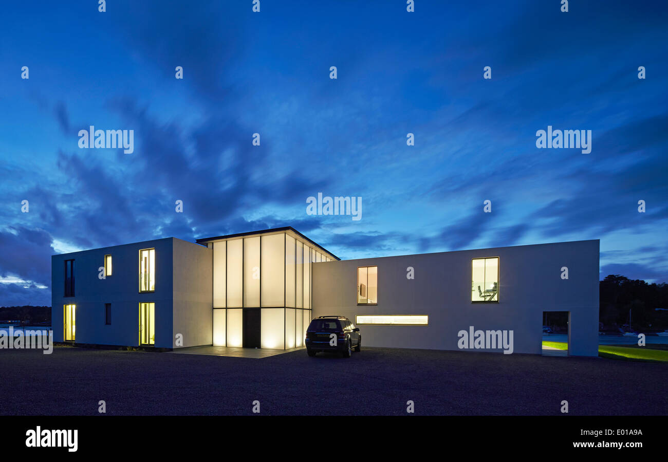 Fishbourne Quay, Wootton Creek, Vereinigte Staaten von Amerika. Architekt: Manser Praxis, 2013. Höhe Eingang in der Abenddämmerung mit beleuchteten interi Stockfoto