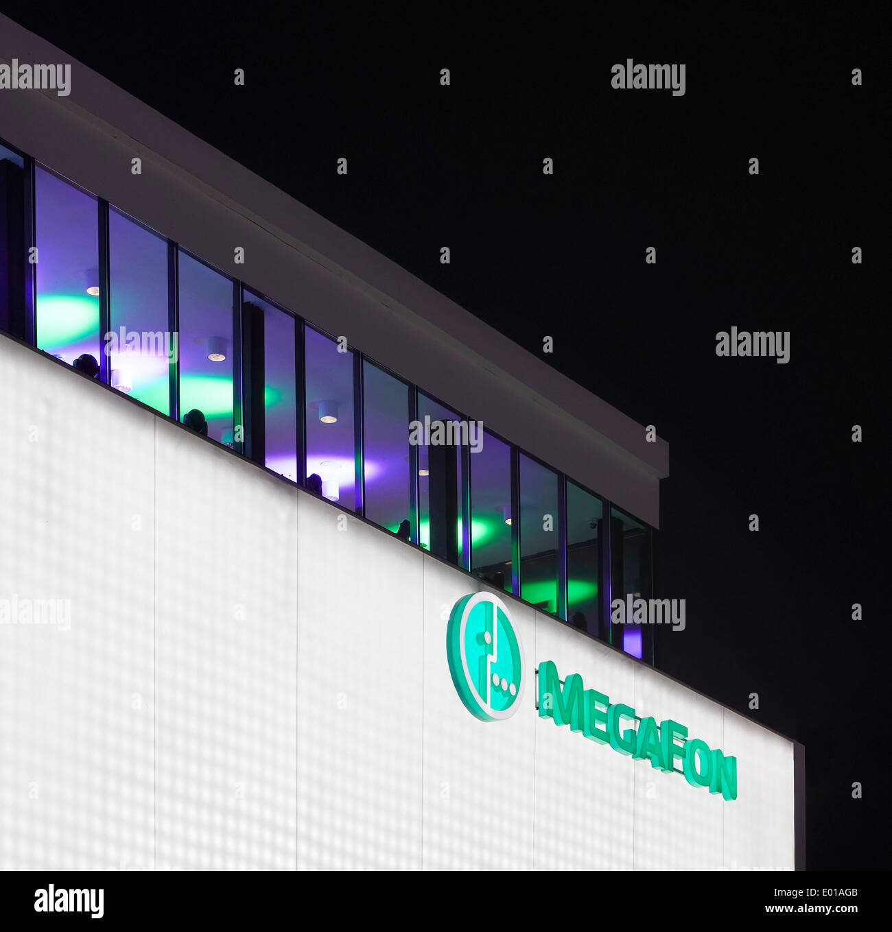 MegaFon, Winterspiele in Sotschi 2014 Sotschi, Russland. Architekt: Asif Khan, 2014. Seitliche Fassade mit Beschilderung in der Nacht. Stockfoto
