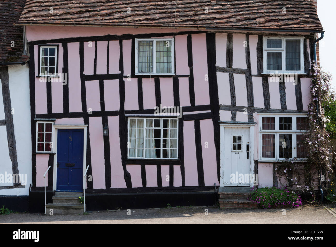 Krumm, Fachwerk-Gebäude in dem hübschen Dorf Lavenham, Suffolk, UK. Fotografiert im April Stockfoto