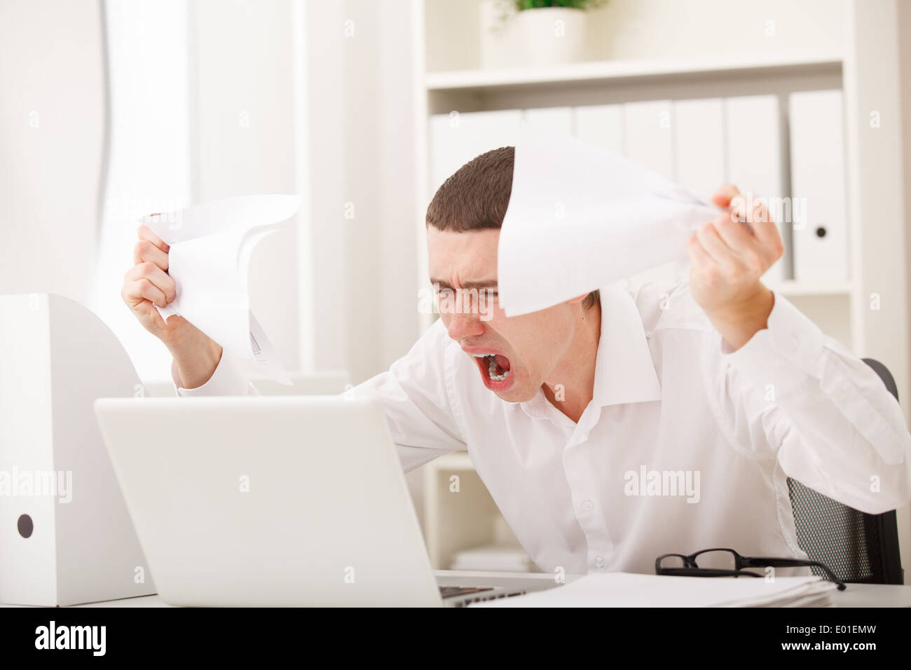 Verärgerter Mann schreien Stockfoto