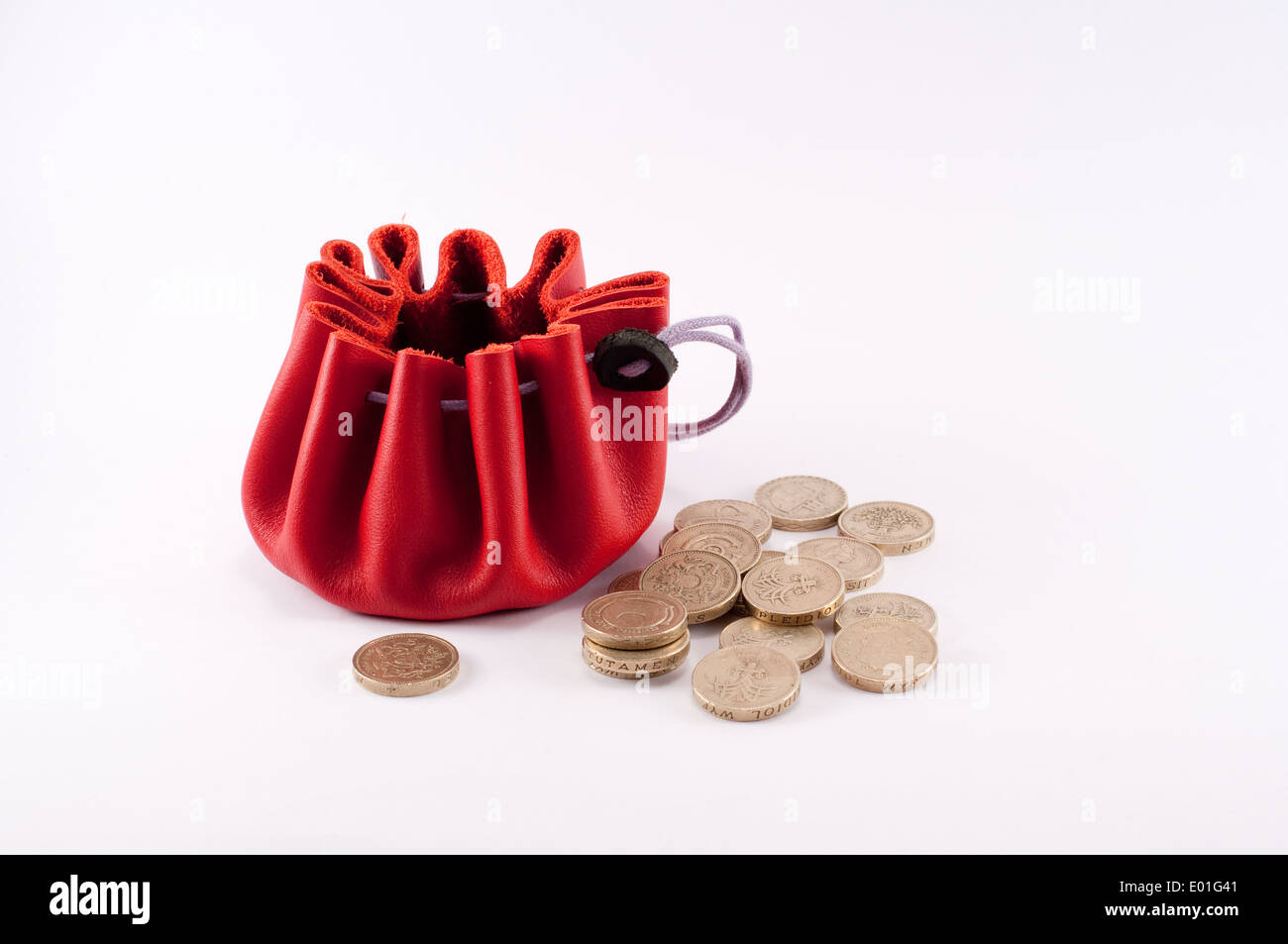Einsparungen-Konzept mit roten Geld-Beutel und mehrere Pfund Münzen Stockfoto