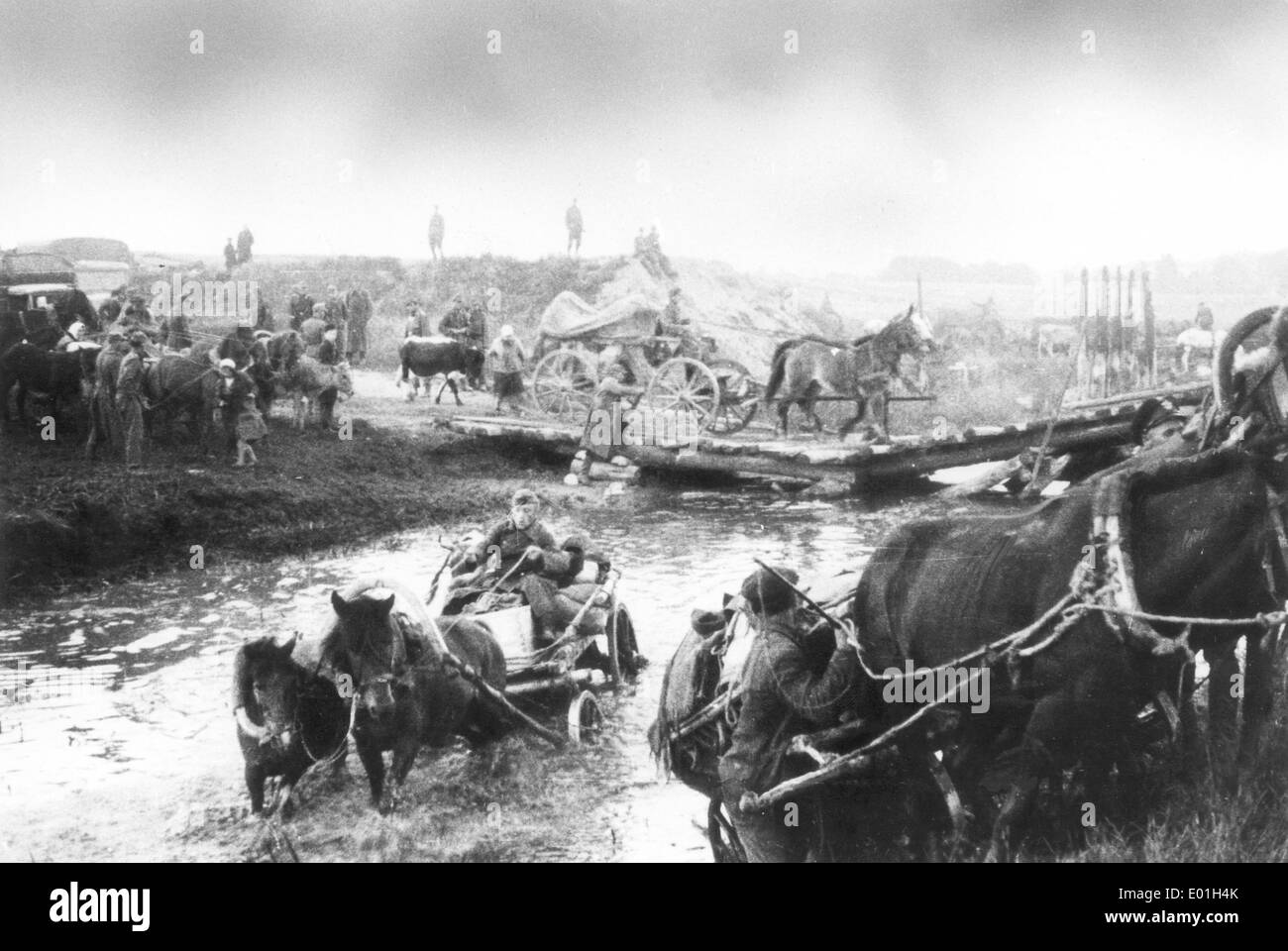 Deutsche Flüchtlinge aus Ostpreußen mit Pferdewagen, 1945 Stockfoto