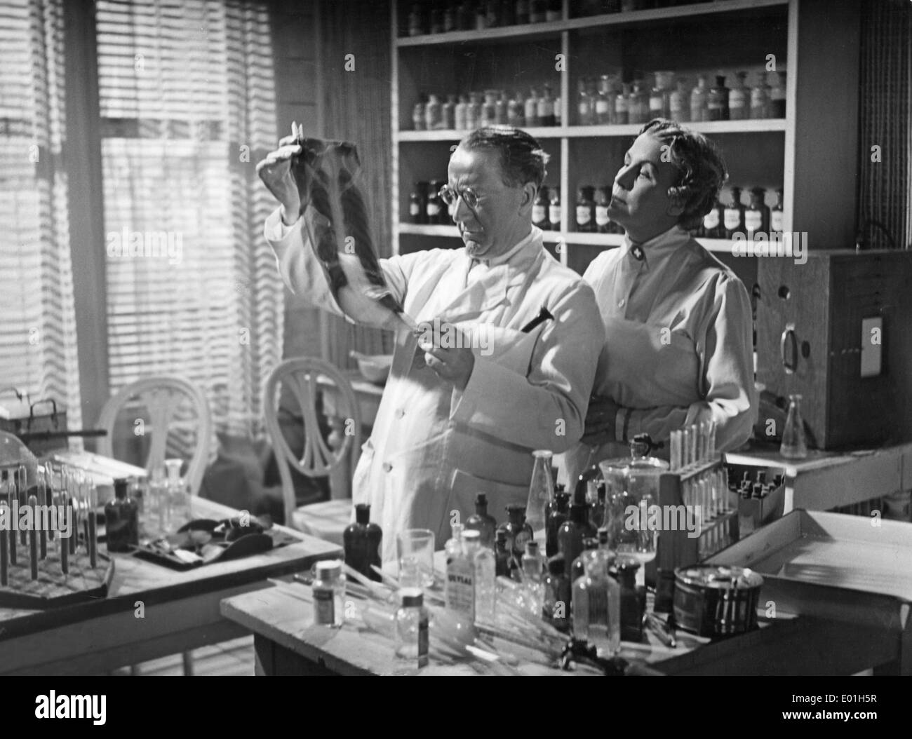 Arzt und Krankenschwester, 1930er Jahre Stockfoto