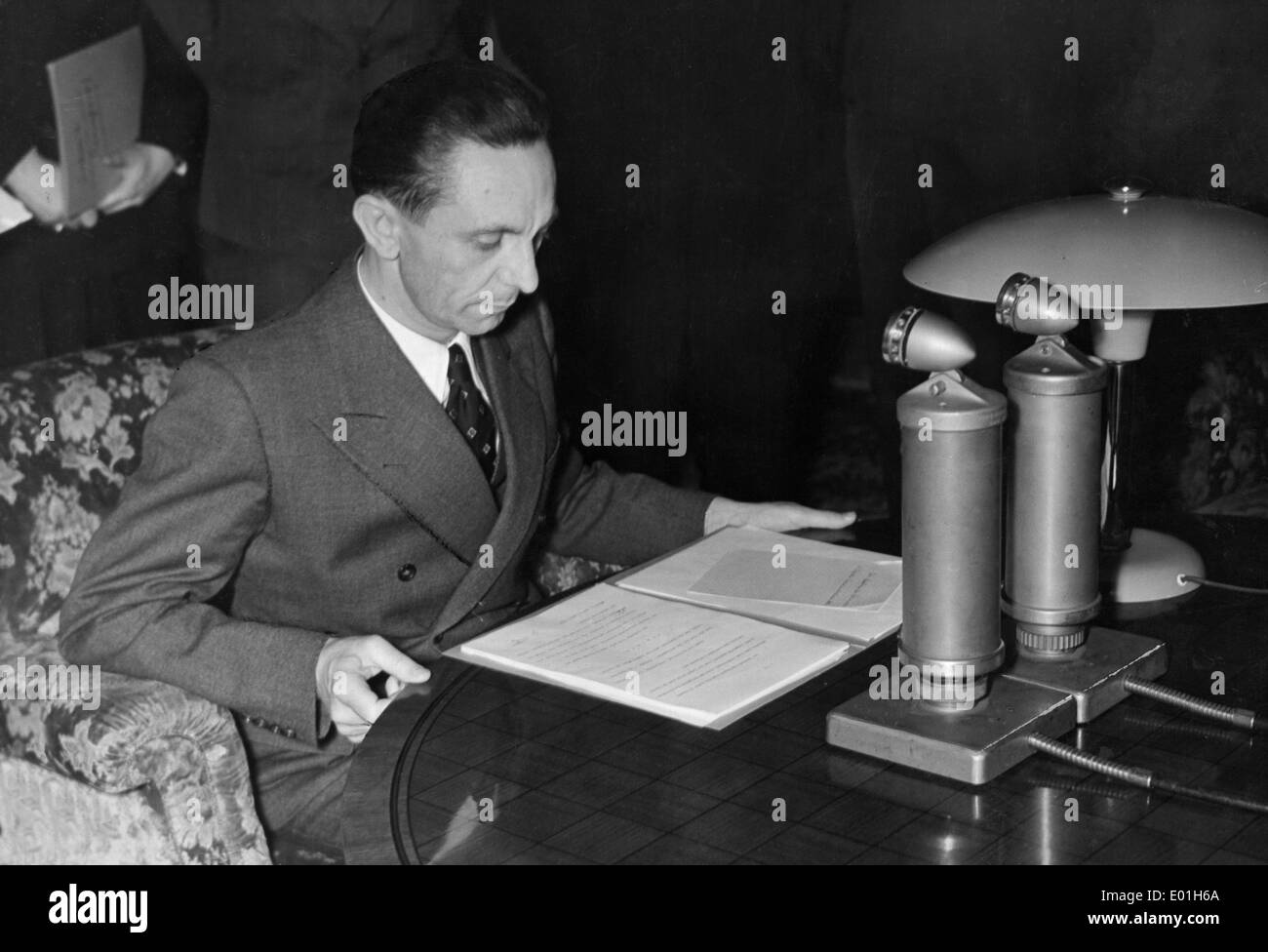 Joseph Goebbels liest Proklamation des Führers für das Radio, 1941 Stockfoto