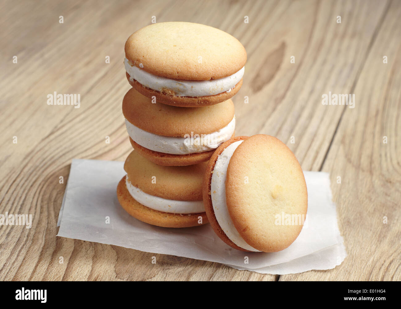 Marshmallow Cookies auf Holztisch Stockfoto
