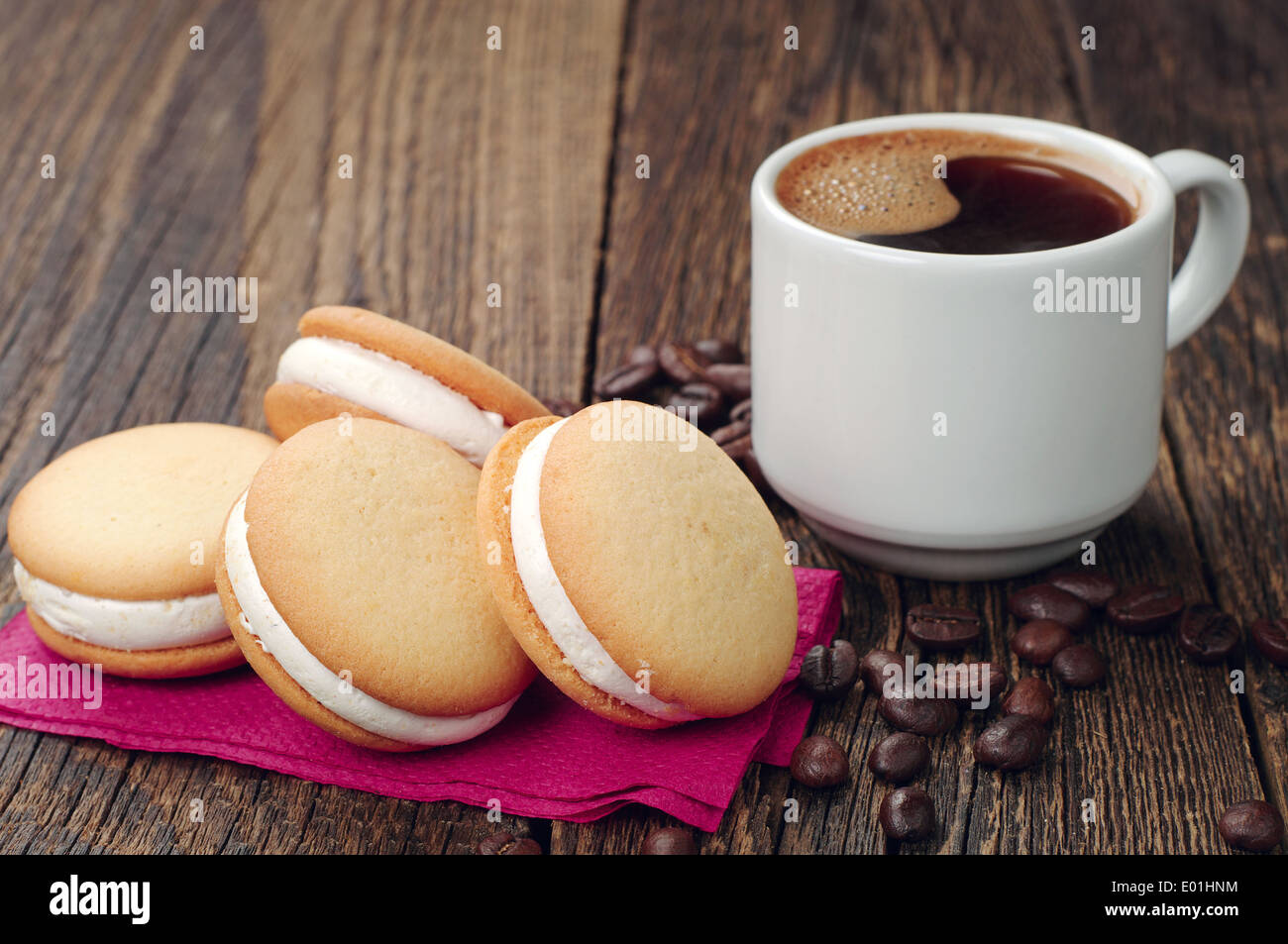 Tasse Kaffee und Marshmallow Cookies auf Holztisch Stockfoto