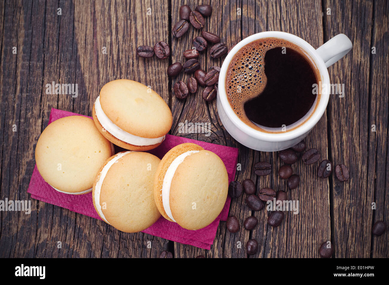 Kaffee und süßes Gebäck auf Holztisch Stockfoto