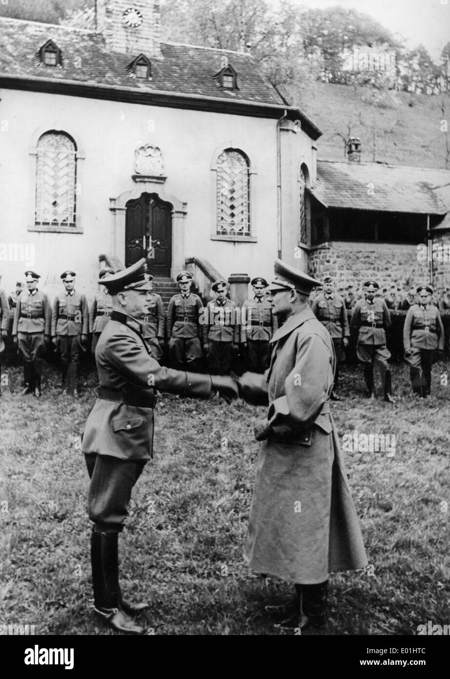 Rudolf Hess besucht Soldaten und Offiziere im Westen 1940 Stockfoto