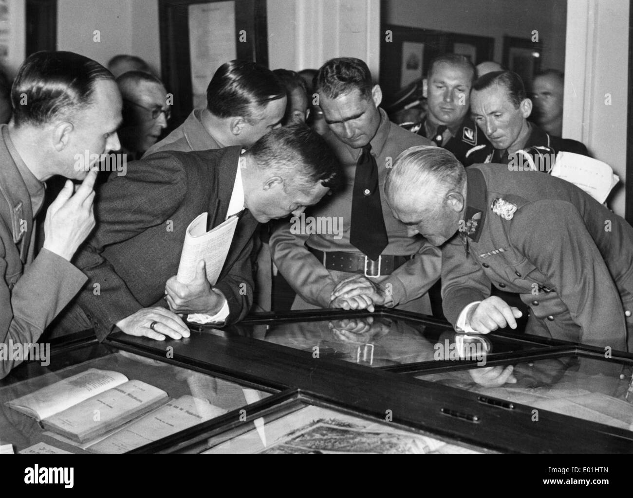 Rudolf Hess und Werner von Blomberg in der Ausstellung "Das politische Deutschland", 1936 Stockfoto
