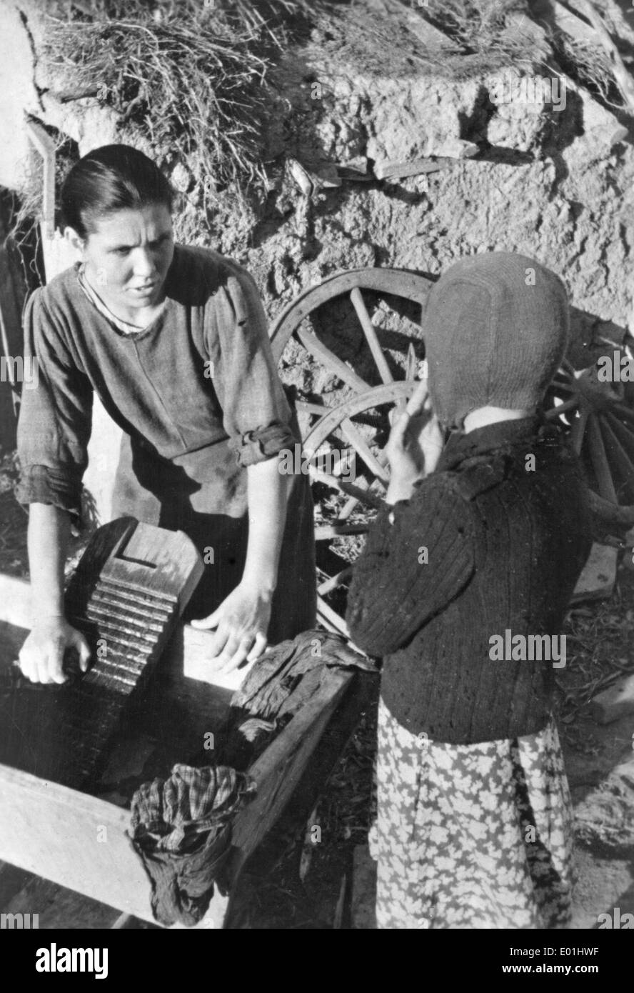 Eine Bäuerin wäscht mit Waschbrett, 1940 Stockfoto
