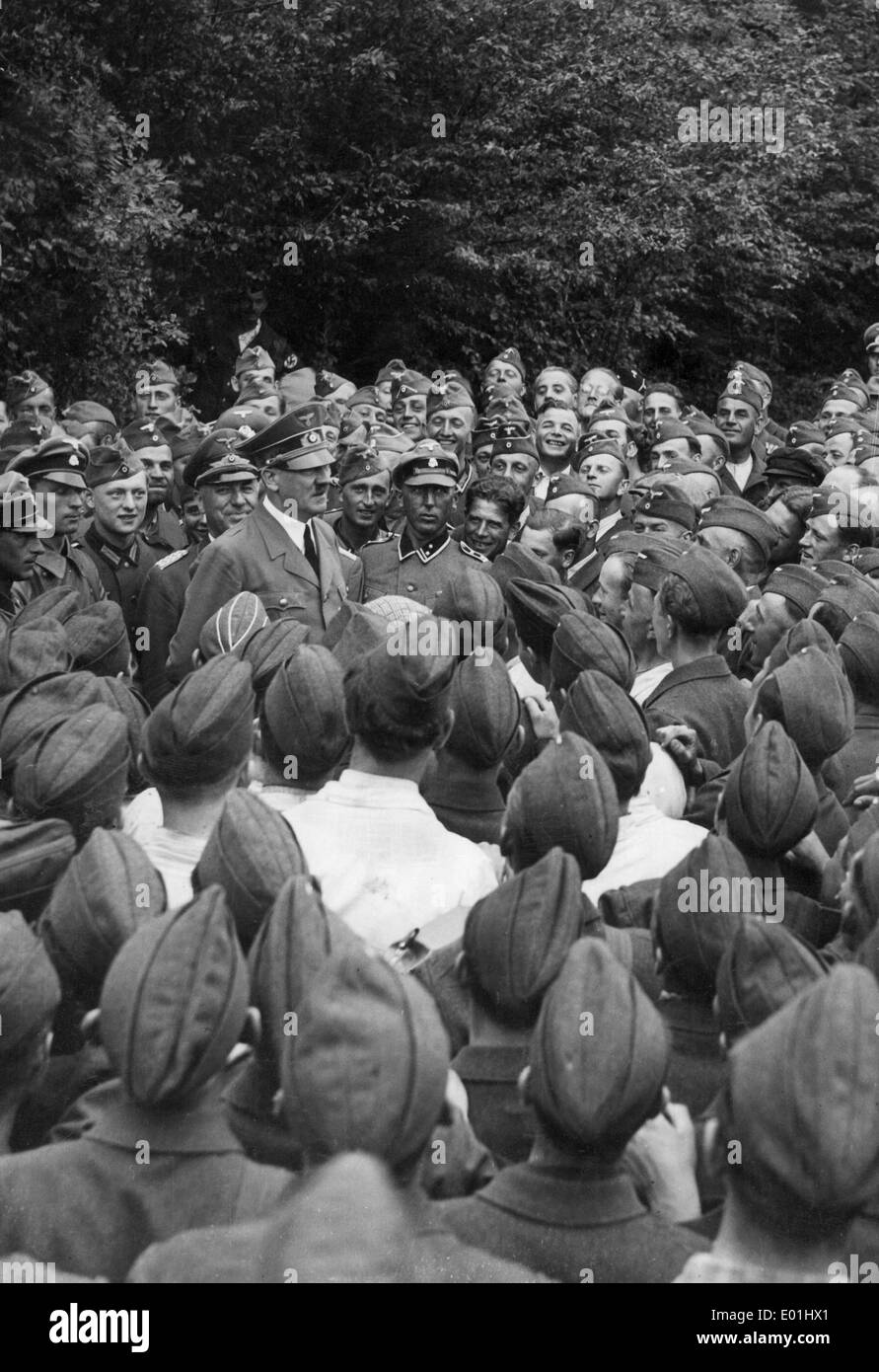 Adolf Hitler besucht Soldaten der Luftwaffe, 1942 Stockfoto