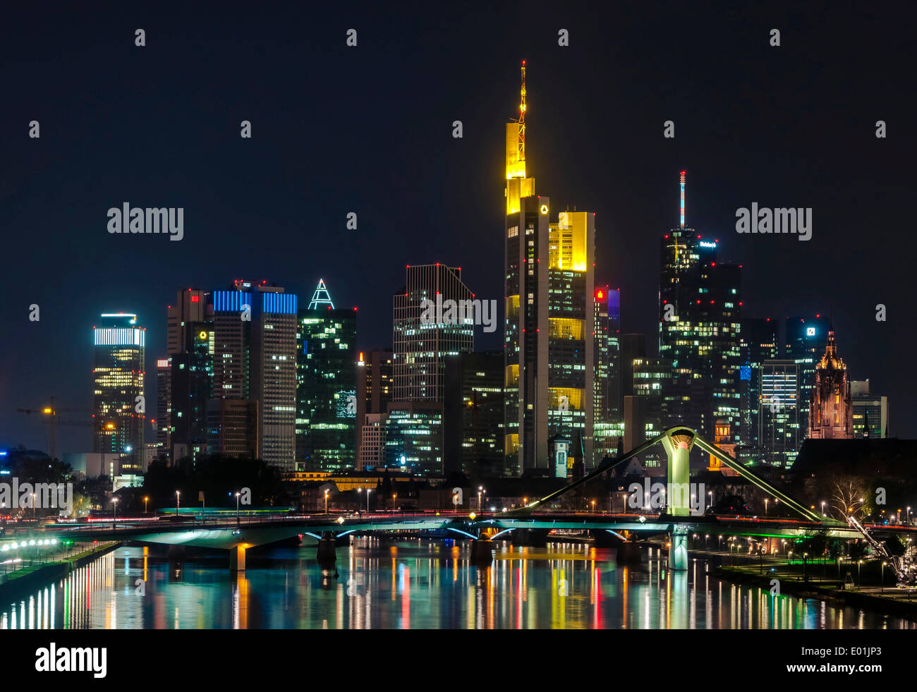 Skyline bei Nacht, TaunusTurm, Tower 185, Commerzbank, Messeturm Gebäude, Europäische Zentralbank EZB, HelaBa Landesbank Hessen Stockfoto