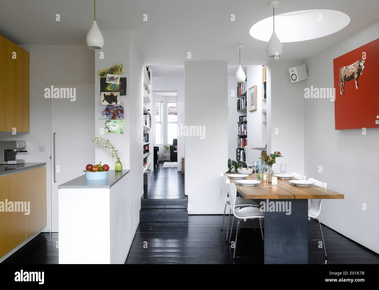 Offene Küche/Esszimmer durch Studium, Salon an der Vorderseite des Hauses. East Dulwich, London, UK. Stockfoto