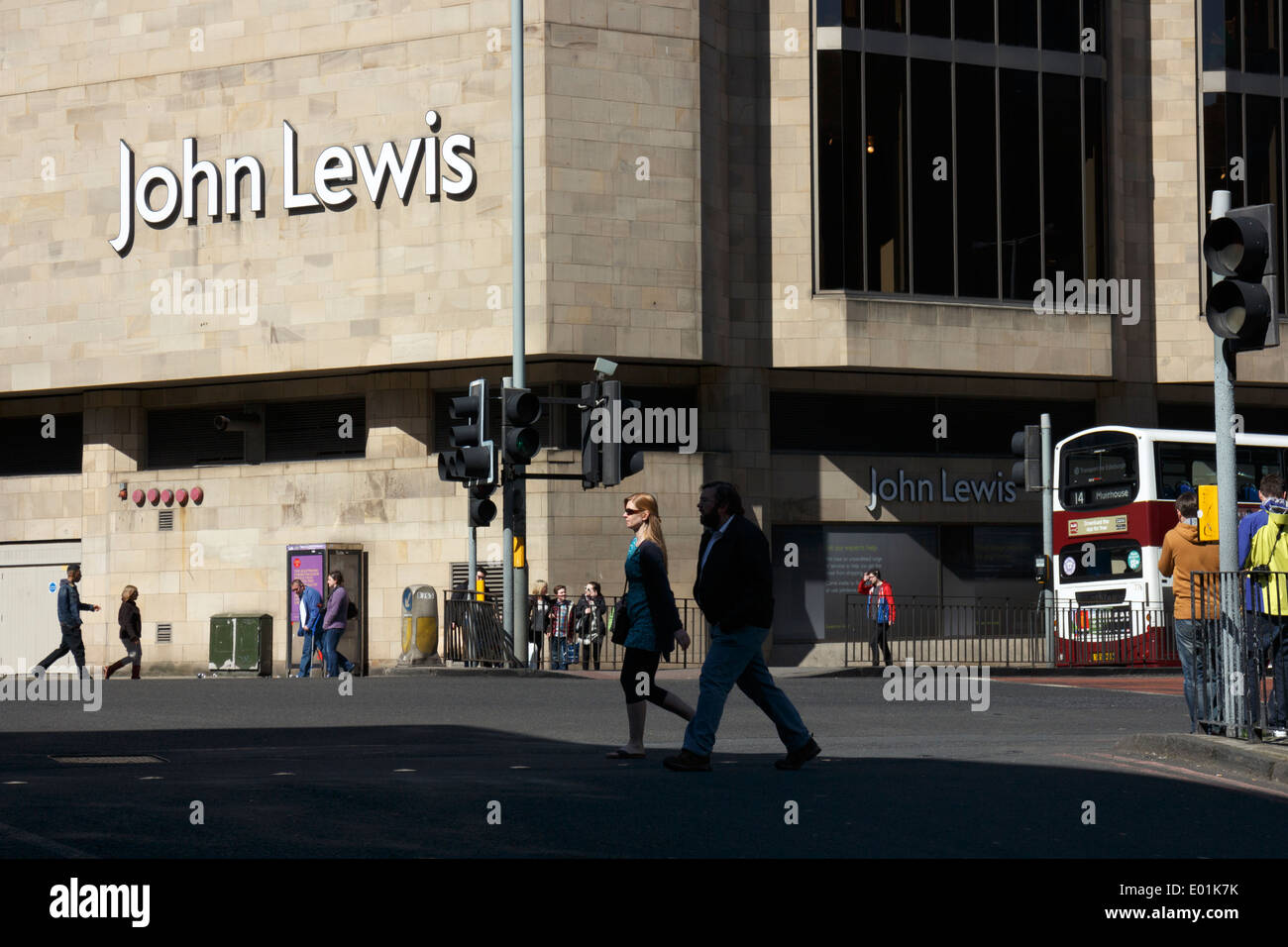 Käufer, die beim Überqueren der Straße außerhalb von John Lewis Department Store im Einkaufszentrum St. James, Leith Street, Edinburgh. Stockfoto