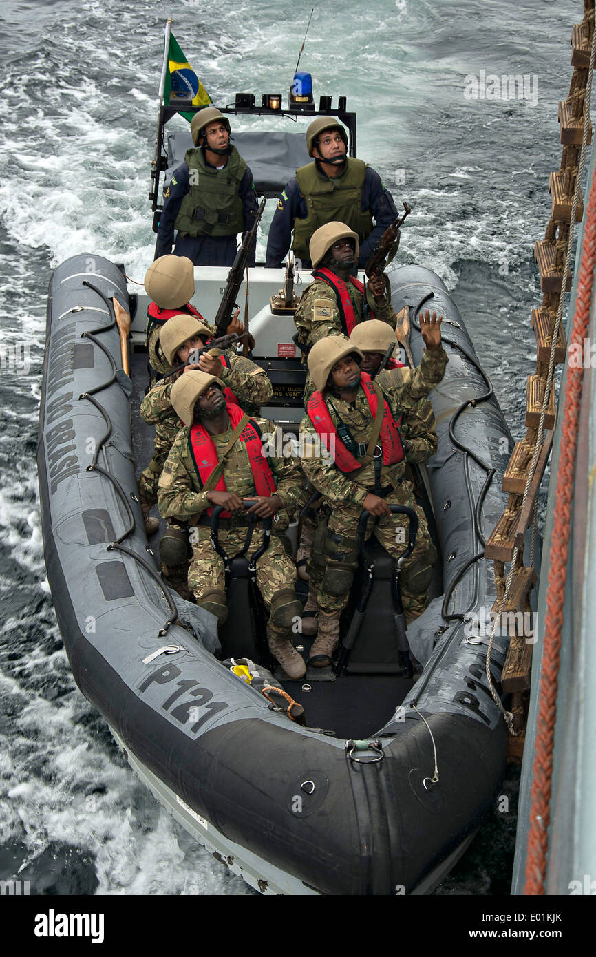 Angolanische Marines bereiten die belgischen Befehl und logistische Unterstützung Schiff BNS Godetia während eines menschlichen Menschenhandel Trainings im Rahmen der Obangame Express Teil des gemeinsamen Trainings mit US Navy SEAL Teammitglieder 20. April 2014 in den Golf von Guinea an Bord. Stockfoto