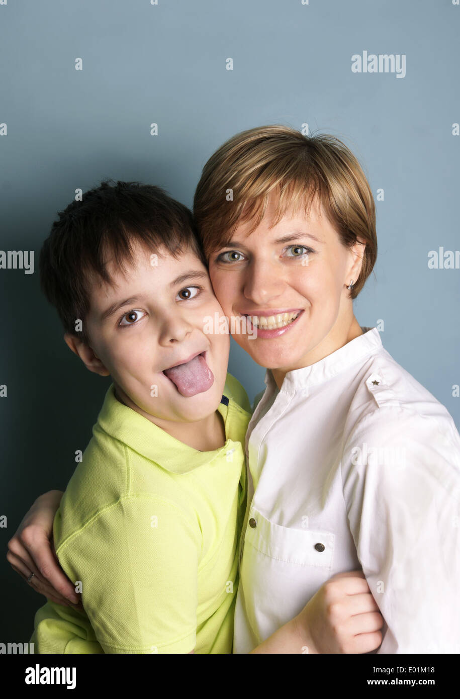 Frecher Junge von sieben und seine schöne Mutter Stockfoto