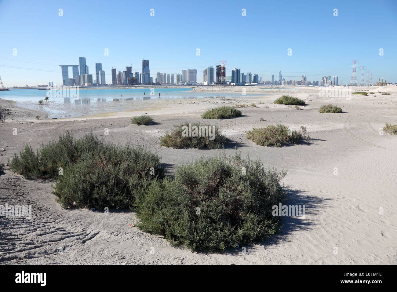 Skyline von Abu Dhabi aus Saadiyat Island Beach, Vereinigte Arabische Emirate Stockfoto