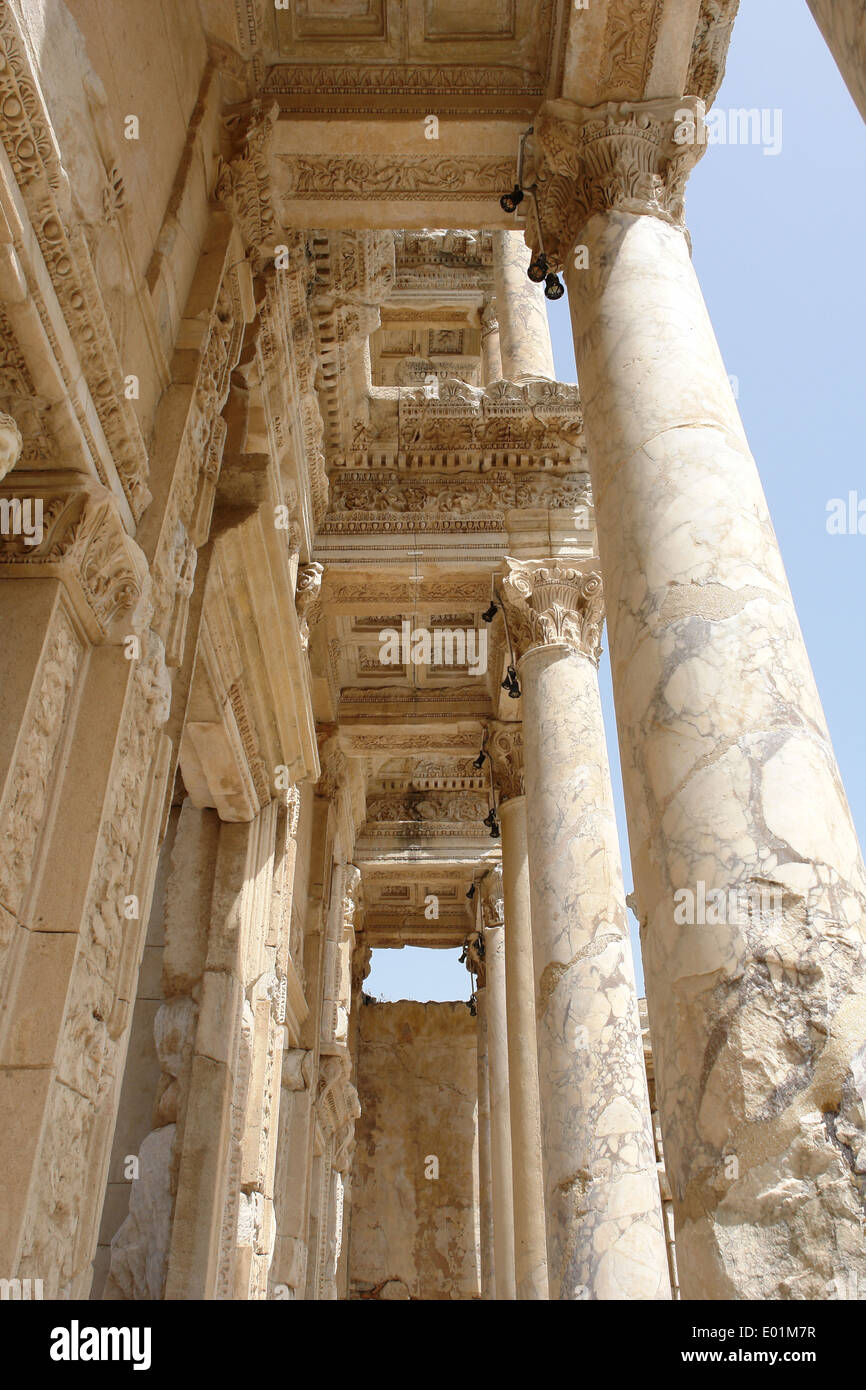Die Spalte und Portikus in Celsius Bibliothek. Efes, Türkei. Stockfoto