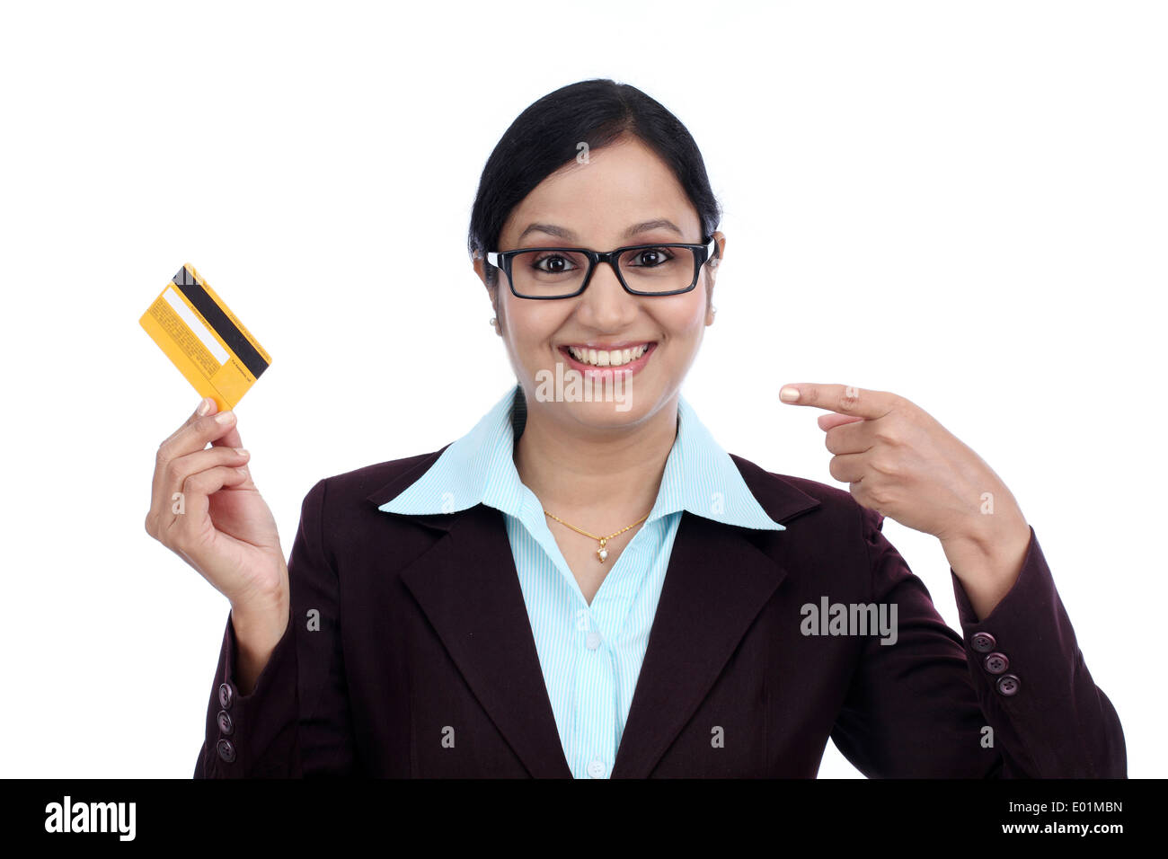 Glückliche junge Geschäftsfrau mit Kreditkarte vor weißem Hintergrund Stockfoto