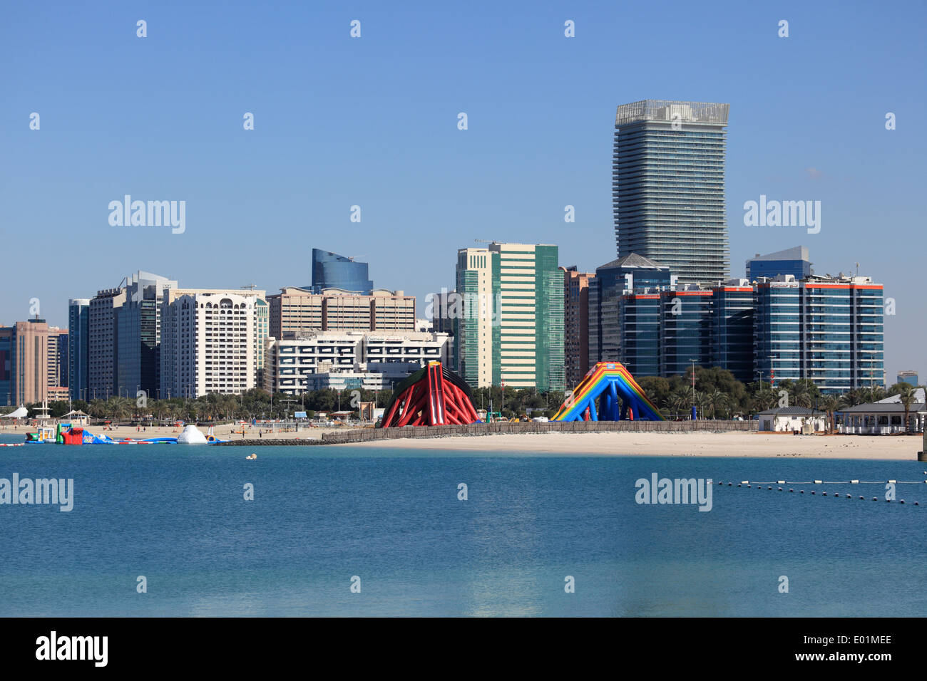 Abu Dhabi Beach und Skyline. Vereinigte Arabische Emirate Stockfoto