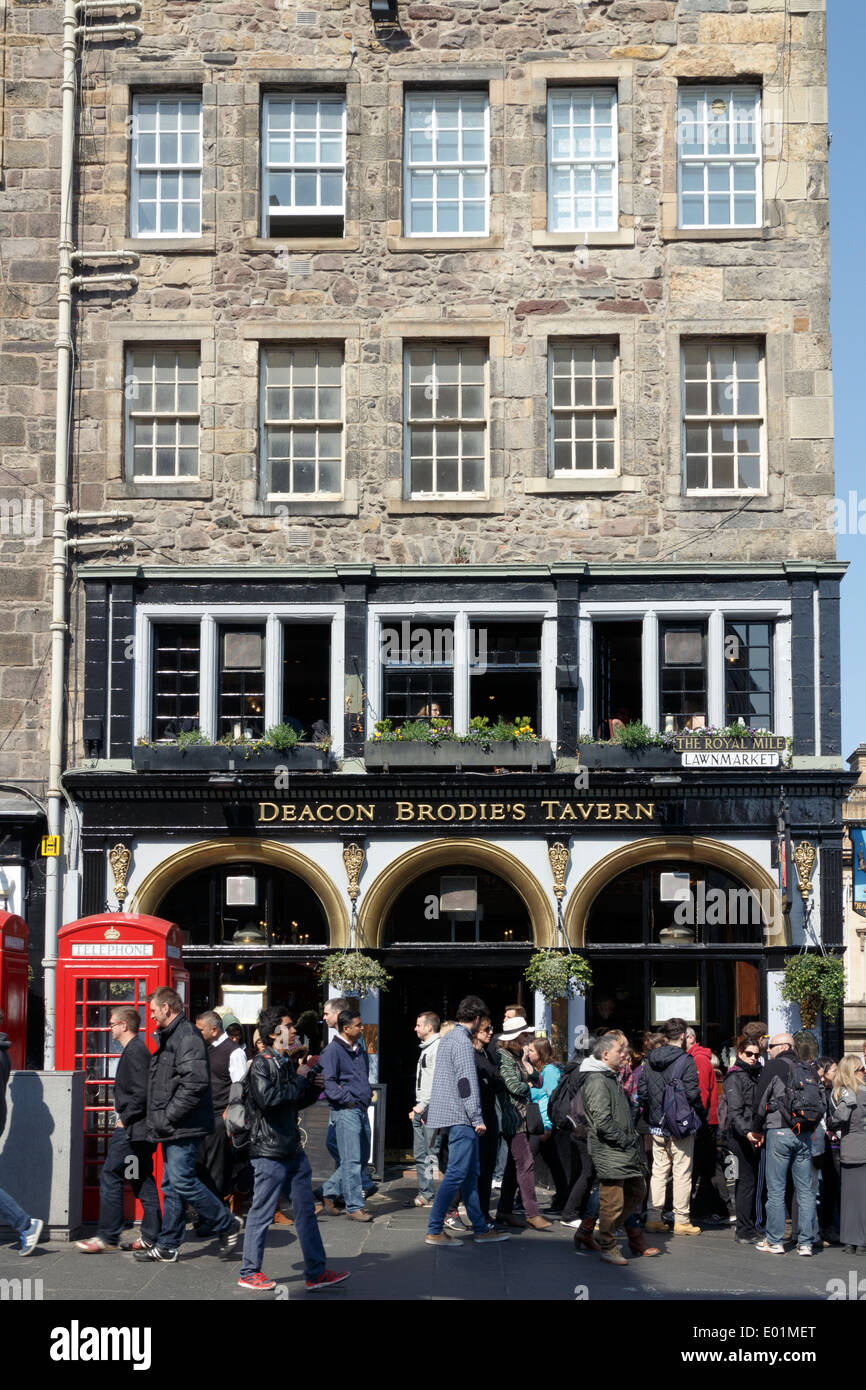 Beschäftigt Straßenszene vor Deacon Brodie Taverne auf der Royal Mile, Edinburgh. Stockfoto