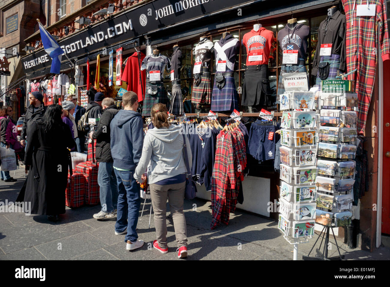 Tourist-Shopper an der Vorderseite des Erbes Schottland Souvenir Shop auf der Royal Mile, Edinburgh. Stockfoto