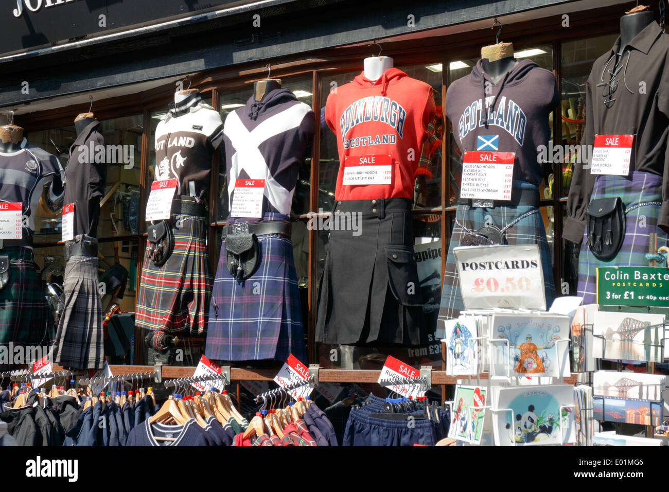 Schaufenster auf der Außenseite ein Tourist Souvenir-Shop auf der Royal Mile, Edinburgh. Stockfoto