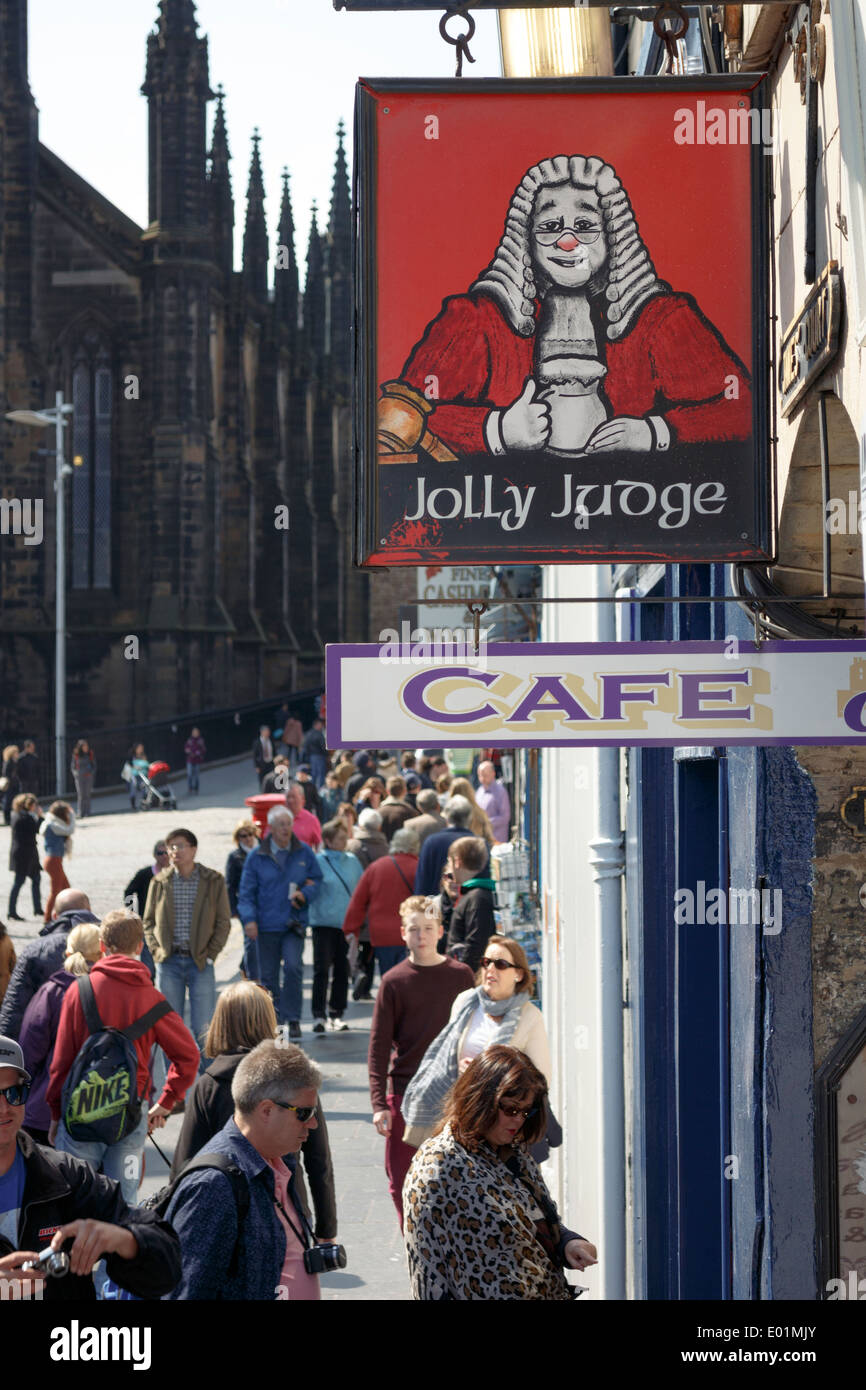Jolly Richter Pub Schild und Touristen auf der Royal Mile, Edinburgh. Stockfoto