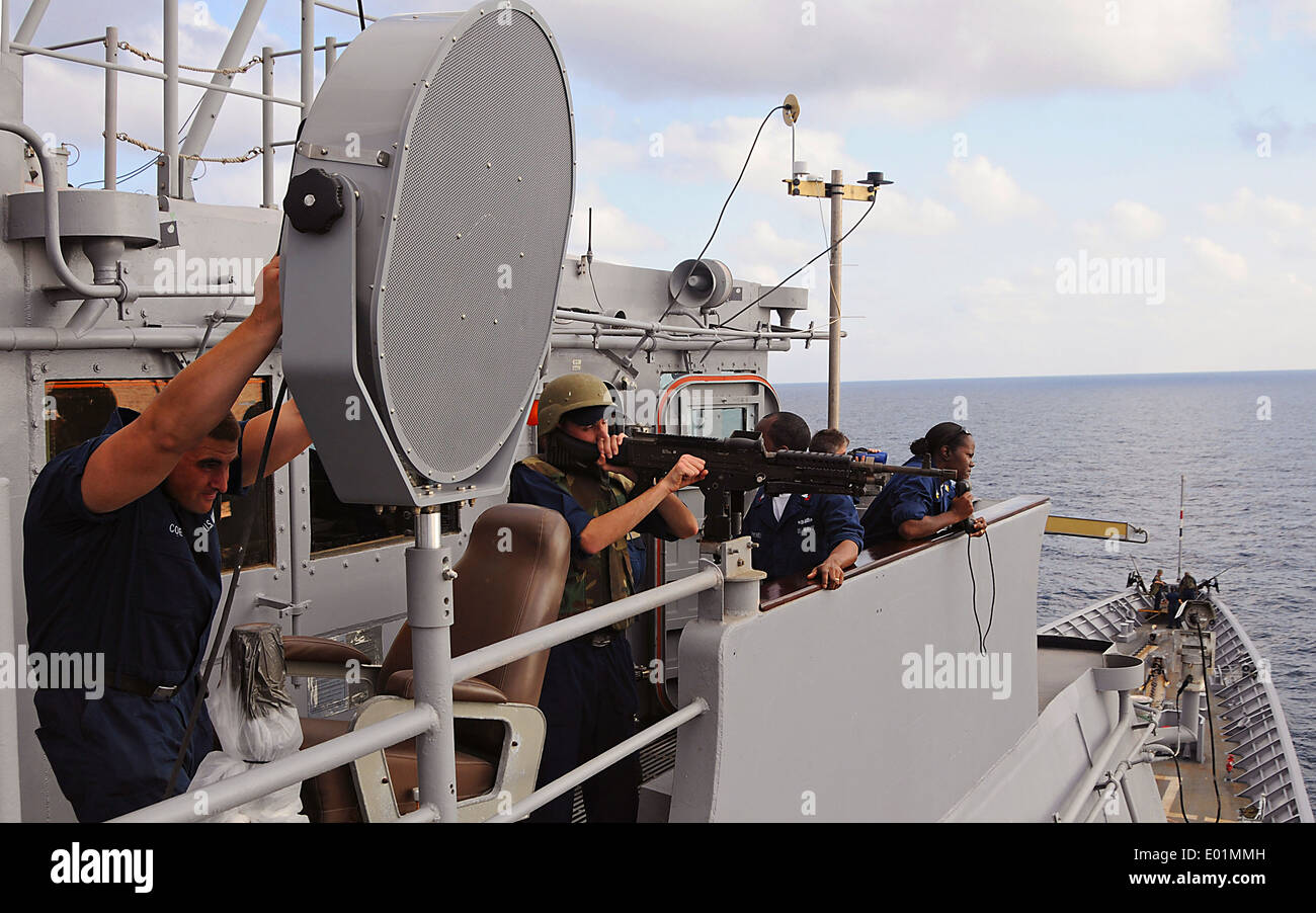 UNS Navy Matrosen an Bord den geführte Flugkörper Kreuzer USS Vella Gulf direkt eine weiträumige akustisches Gerät oder LRAD am Piraten während der Pirateriebekämpfung Operationen 11. Februar 2009 in den Golf von Aden. Stockfoto