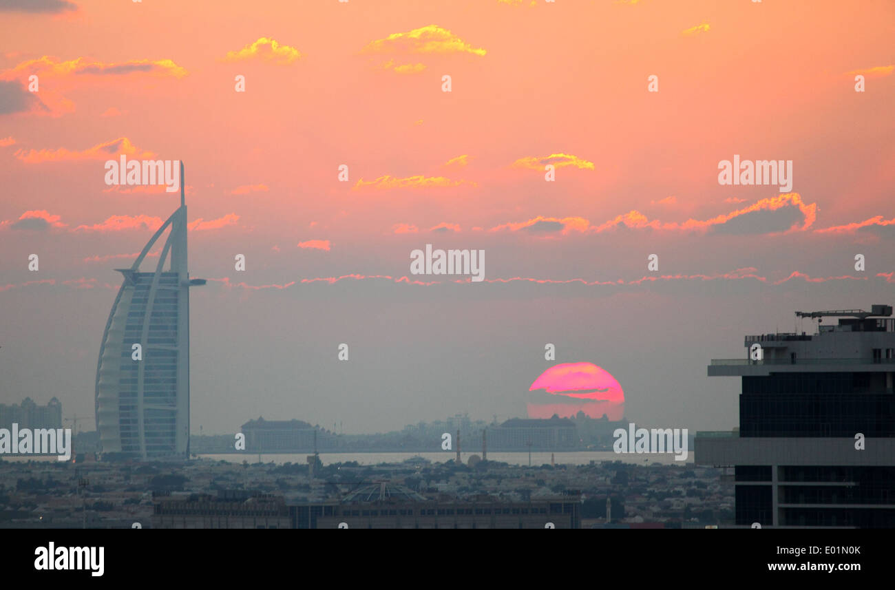 Burj Al Arab bei Sonnenuntergang in Dubai, Vereinigte Arabische Emirate Stockfoto