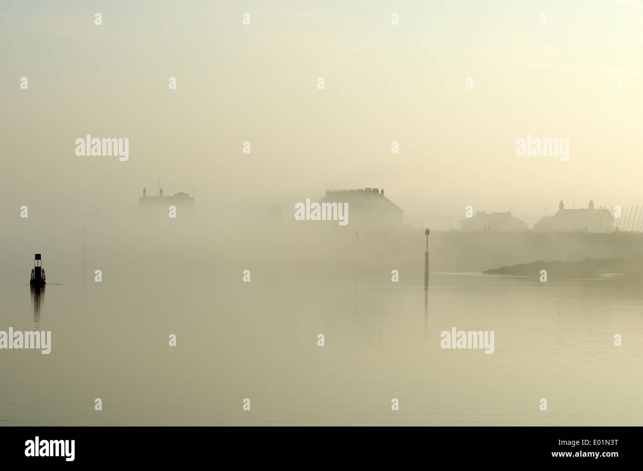 Küste Nebel rund um das Dorf von Felixstowe Fähre an den Ufern des Flusses Deben, Suffolk, UK. Stockfoto