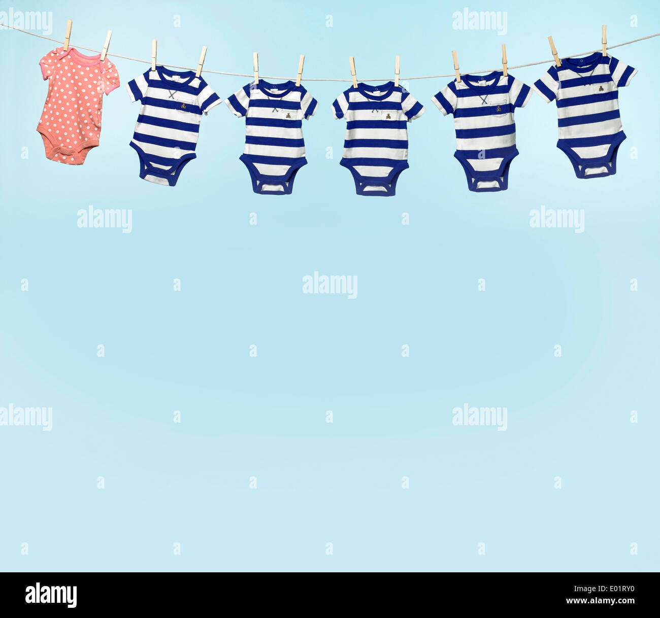 Baby hellblauen Hintergrund mit 6 Baby-Kleidung Stockfoto
