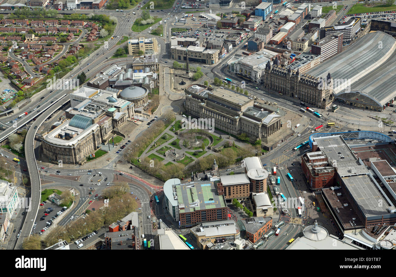 Luftaufnahme von Liverpool - St Georges Hall, St. John Gärten, Wellingtons Spalte, Zeile Street Station & Empire Theatre Stockfoto