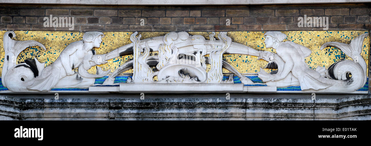 London, England, Vereinigtes Königreich. Ehemaligen Londoner Feuerwehr Hauptquartier (1937-2007) Albert Embankment, Lambeth. Fassade Detail - Mosaik Stockfoto