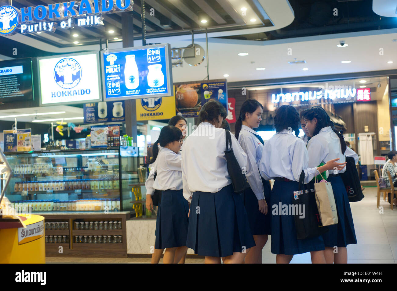 Bangkok Thailand - Schülerinnen in der Shopping mall Stockfoto