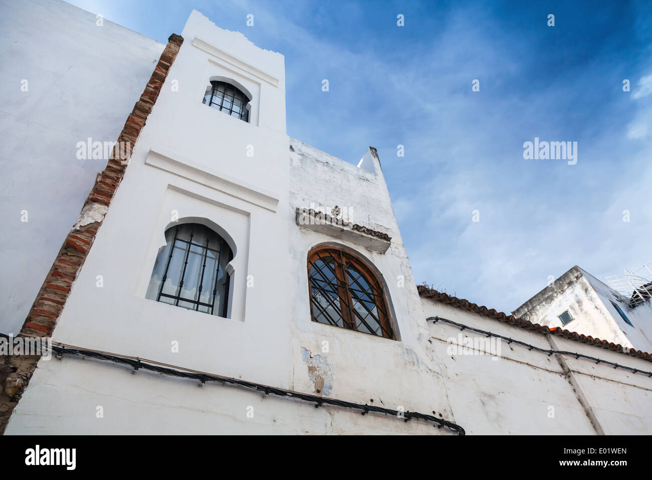 Weiße Wände, Fenster und blauer Himmel. Medina, die Altstadt von Tanger, Marokko Stockfoto