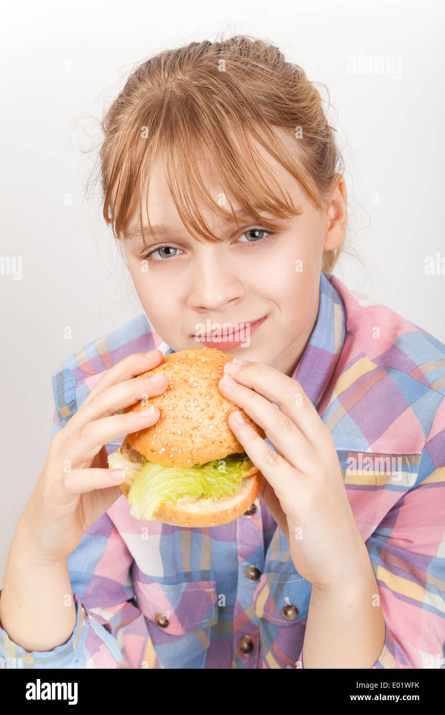 Kleine blonde kaukasische Mädchen isst hausgemachte burger Stockfoto
