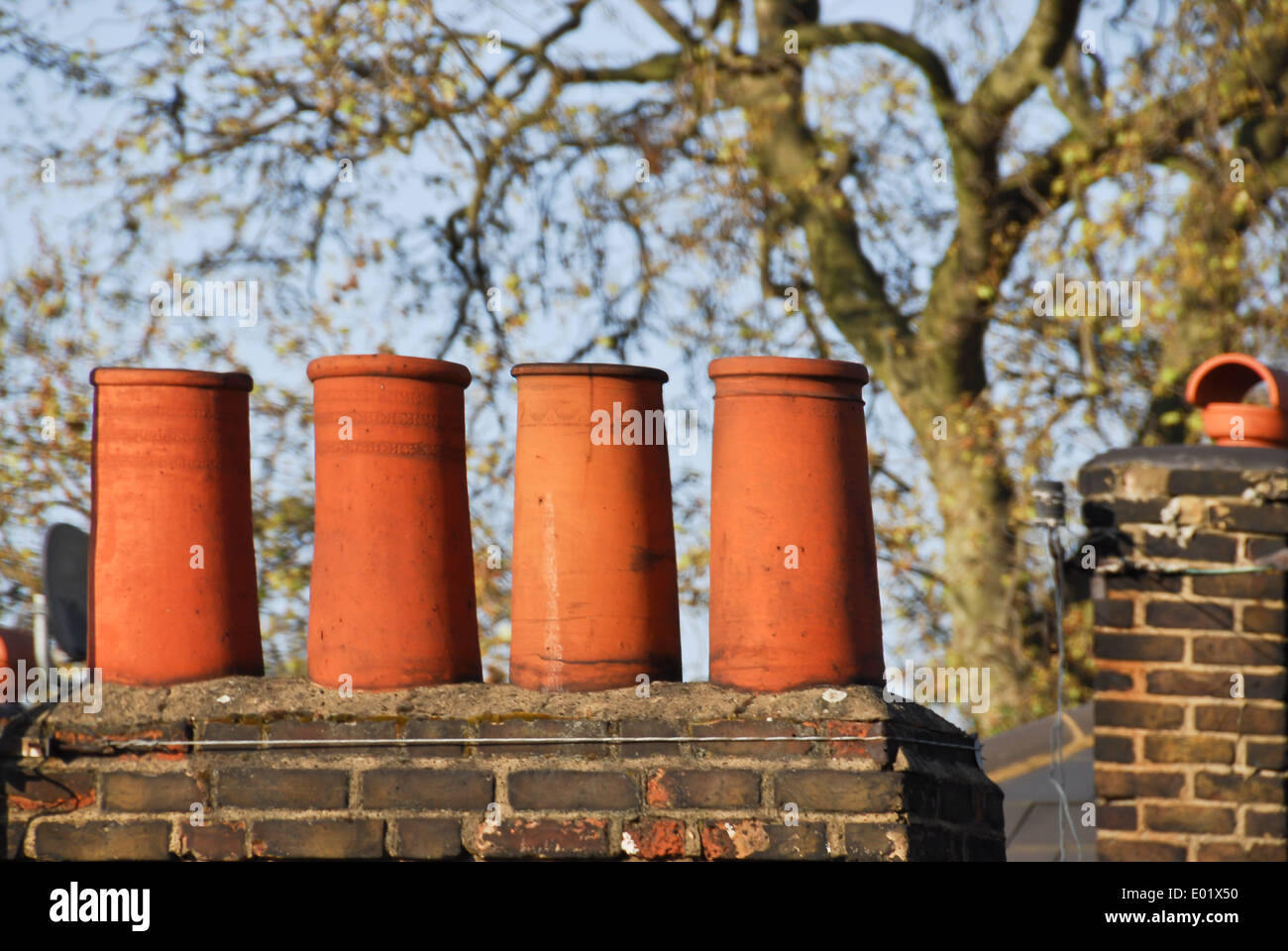 Schornsteine eines Einfamilienhauses in London Stockfoto